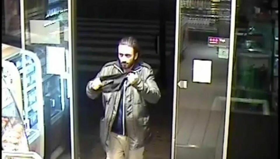 Østjyllands Politi efterlyser denne mand, der har forsøgt at røve en 7-Eleven. Klik og se nærbillede af manden. Foto: Østjyllands Politi.