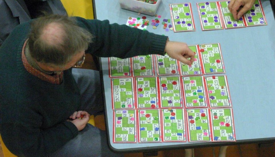 En større flok pensionister nægtede at følge politiets anvisninger og forlade et bingospil. Foto: Colourbox.