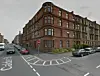 Faren hoppede ud fra øverste sal af et lejlighedskompleks på Calder Street i Glasgow.Foto: Street view