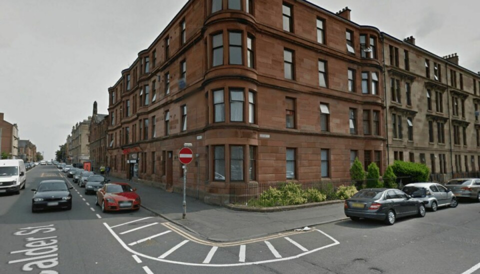 Faren hoppede ud fra øverste sal af et lejlighedskompleks på Calder Street i Glasgow.Foto: Street view