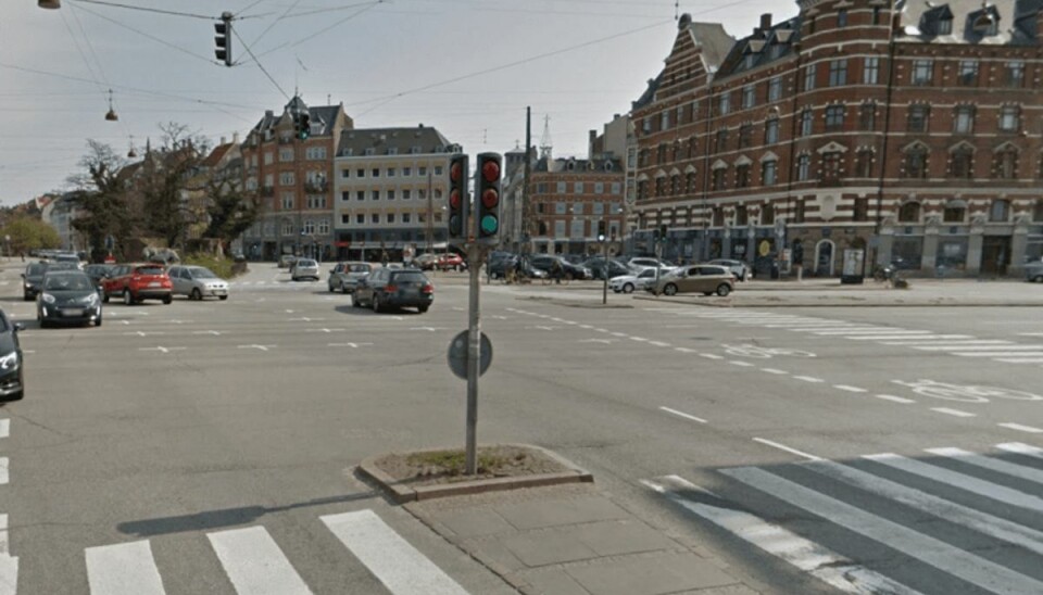 Fodgænger livsfarligt kvæstet – går direkte ud foran en taxa Det var her i krydset Jarmes Plads/H. C. Andersens Boulevard, hvor ulykken skete.