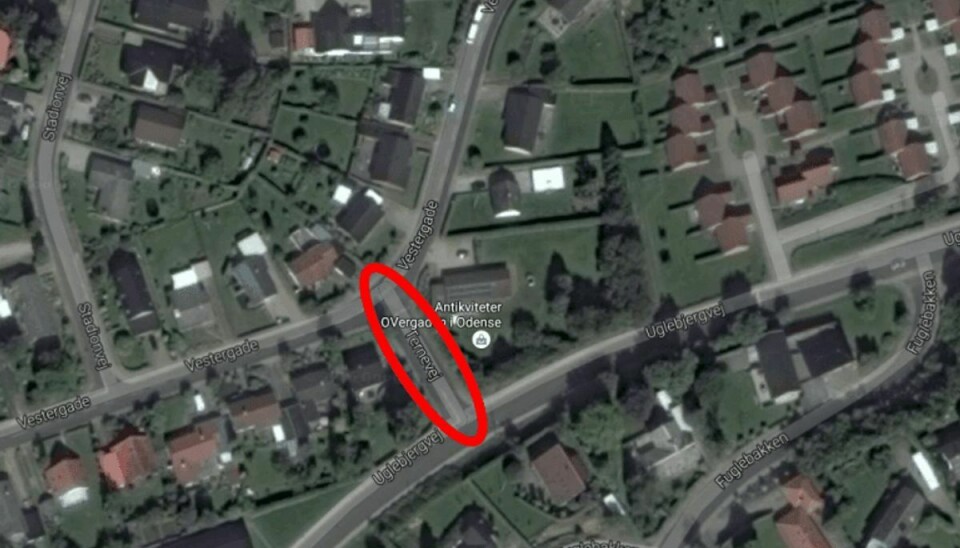 På denne smalle industrivej var en betjent nær blevet kørt ned natten til 8. november. Foto: Google Maps.