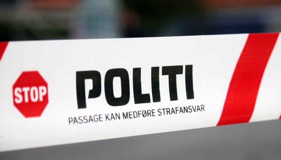 Tag blæst af boligblok: Beboere evakueret Beboerne i en boligblok er evakueret. Der er fare for, mere falder ned. Foto: Elo Christoffersen