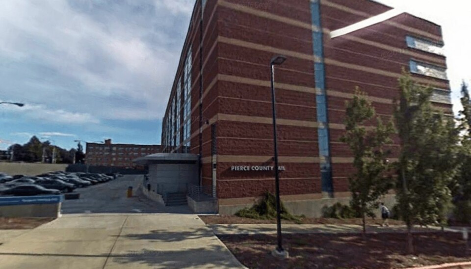 Foto: Google Street View Både moren og hendes kæreste er varetægtsfænglset i Pierce County Corrections.Foto: Google Street View