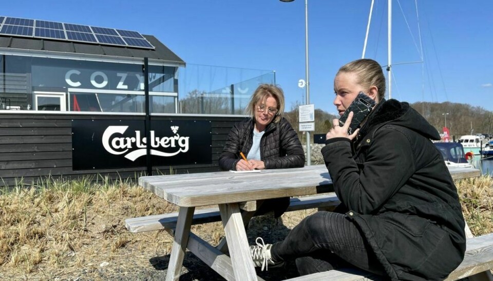 Tina Møller og datteren Jeanette har fået travlt med andet end takeaway, efter at politikerne har fremrykket åbningsdatoen for indendørs servering. Foto: Massimo Grillo