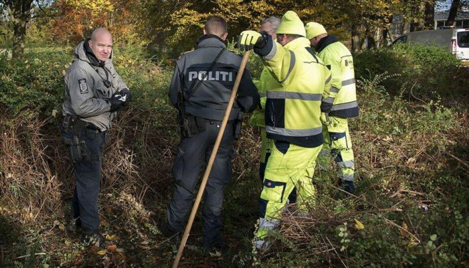 Politiet leder i skrald for at finde drabsvåben