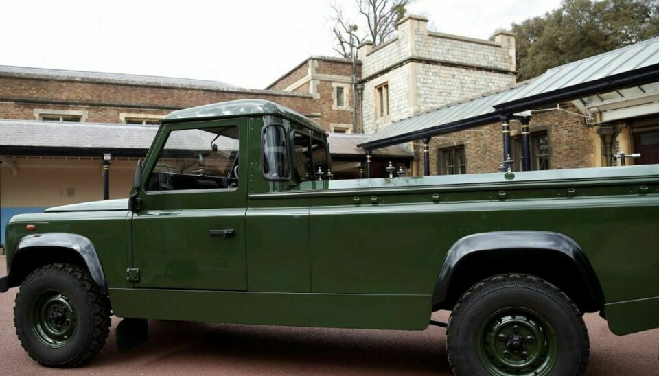 Det er denne Jaguar Land Rover, som skal transportere prins Philips kiste ved hans begravelse lørdag den 17. april. Her ses ligvognen foran Windsor Castle, Berkshire, hvor prinsen har boet sammen med Dronning Elizabeth. Foto: Steve Parsons/REUTERS
