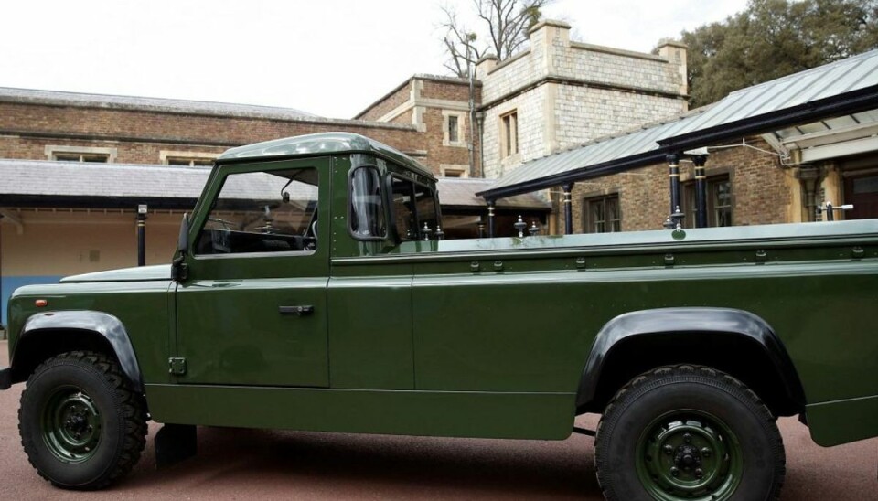 Det er denne Jaguar Land Rover, som skal transportere prins Philips kiste ved hans begravelse lørdag den 17. april. Her ses ligvognen foran Windsor Castle, Berkshire, hvor prinsen har boet sammen med Dronning Elizabeth. Foto: Steve Parsons/REUTERS Det er denne Jaguar Land Rover, som skal transportere prins Philips kiste ved hans begravelse lørdag den 17. april. Her ses ligvognen foran Windsor Castle, Berkshire, hvor prinsen har boet sammen med Dronning Elizabeth. Foto: Steve Parsons/REUTERS