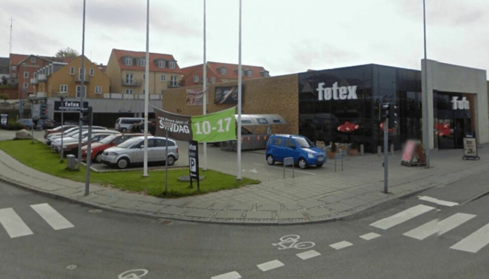 Det var her foran Føtex i Ebeltoft, en 75-årig kvinde blev snørret at to tricktyve. Foto: Google Maps.