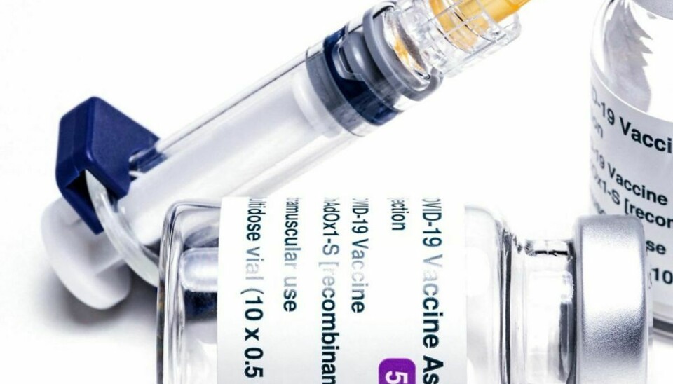 Nu får borgere, der har fået første stik med AstraZeneca, tilbud om andet stik med anden vaccine. (Photo by JOEL SAGET / AFP)