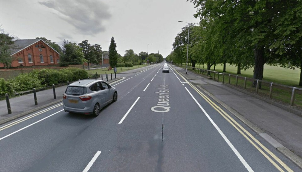 De to piger blev kørt ned på Queen’s Avenue i Aldershot England tæt på byens militær stadium.Foto: Google Street View