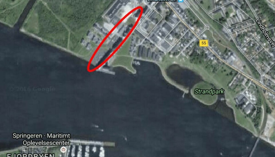 Bilen kørte i vandet ved Lindhollm Brygge i Nørresundby. Foto: Google Maps.