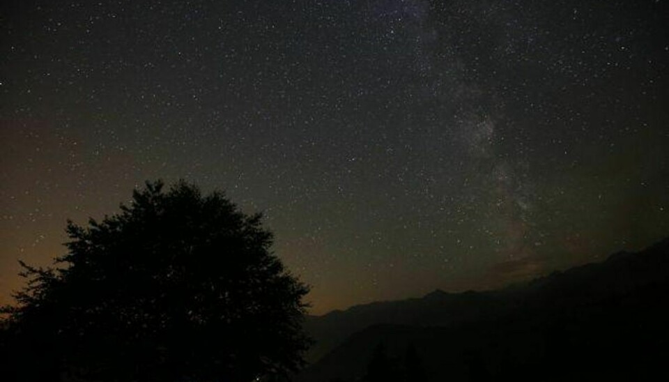Natten til fredag er der mulighed for at opleve en regn af stjerneskud på himlen, når Jorden møder Leoniderne. Det er støvkorn fra kometen Tempel-Tuttle, som brænder op, når de kommer ind i Jordens atmosfære. Foto: Marco Bertorello/AFP