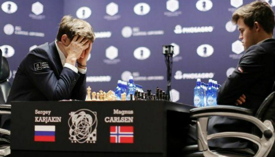 Sergej Karjakin (til venstre) og nordmanden Magnus Carlsen (til højre) duellerer her ved en af de mange VM-partier. Foto: Eduardo Munoz Alvarez/AFP