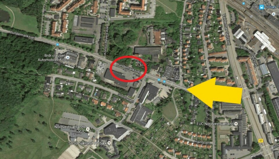 Manden kom gående fra Valdemar Sejrsvej ad Lundemarksvej, da han overfaldt kvinden. Overfaldet skete omkring den røde cirkel. Den gule pil indikerer, hvilken retning de to personer gik i. Foto: Google Maps.