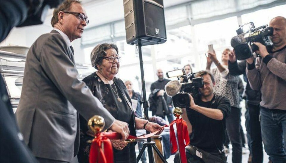 Svendborgs borgmester Lars Erik Hornemann indvidede sammen med beboer Rita Hansen den nye demensby. Klik videre for at se flere billeder af Danmarks første demensby.Foto: Andreas Bastiansen / Scanpix Svendborgs borgmester Lars Erik Hornemann indvidede sammen med beboer Rita Hansen den nye demensby. Klik videre for at se flere billeder af Danmarks første demensby.Foto: Andreas Bastiansen / Scanpix