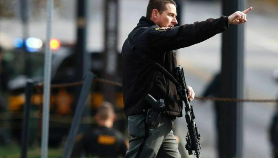 Amerikansk politi rykkede mandag talstærkt og bevæbnet ud til en melding om et skyderi ved universitet Ohio State. Foto: Paul Vernon/AFP