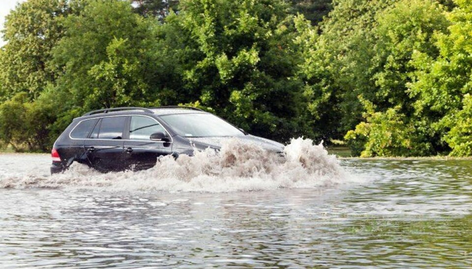Bare rolig: Bilen i vandet ved Vestre Ringvej ligger der af en grund Det kan se voldsomt ud. Men der skulle være styr på bilen i vandet ved Vestre Ringvej. Modelfoto: Scanpix.
