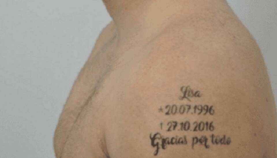 Her kan man se tatoveringen med kvindens angivelige dødsdag. En tatovering, der kan ende med at fælde manden – hendes kæreste – for mordet på Lisa. Foto: Policia Nacional. Her kan man se tatoveringen med kvindens angivelige dødsdag. En tatovering, der kan ende med at fælde manden – hendes kæreste – for mordet på Lisa. Foto: Policia Nacional.
