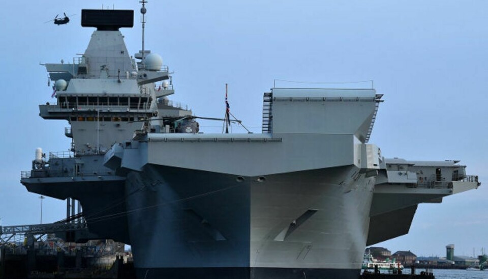 De to krigsskibe, som Storbritannien ifølge Sunday Times vil sende til Sortehavet, er del af den flåde, der ledsager hangarskibet “HMS Queen Elizabeth” (foto) i Middelhavet. Foto: Glyn Kirk/AFP
