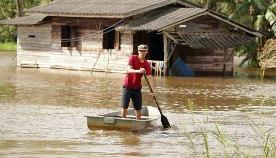 40 mennesker har mistet livet som følge af de voldsomme regnskyl og oversvømmelser, der har ramt det sydlige Thailand. Foto: Tuwaedaniya Meringing/AFP