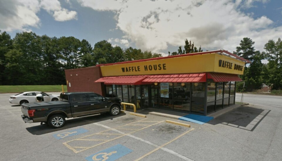 Foto: Google Street View Heather Burkinshaw-Stanley arbejdede for kæden Waffle House i Newnan i Georgia, da stedet blev røvet.Foto: Google Street View