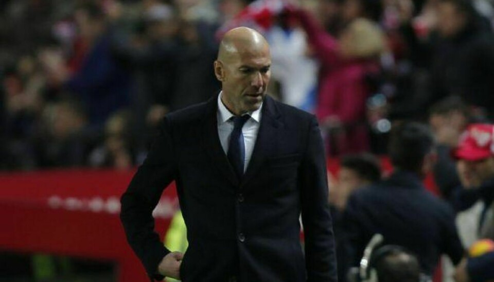 Real Madrids træner, Zinedine Zidane, måtte søndag se sit holds stime som ubesejret blive stoppet af Sevilla. Foto: Jon Nazca/Reuters