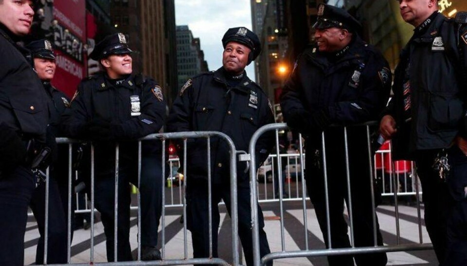 Et par gader fra indbruddet passede 7.000 betjente på folkemængden på Times Square, der var samlet på grund af det nye år. Klik videre for at se de overdådige smykker diamanthandleren sælger, og som tyvene stak af med.Foto: Yana Paskova / SCANPIX