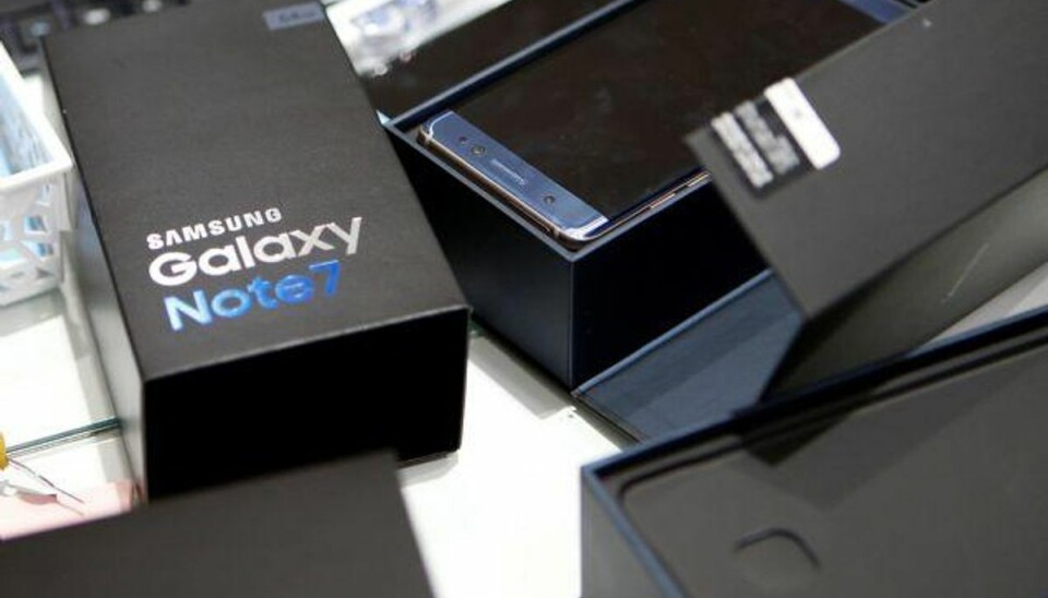 Efter flere brande: Samsung bekræfter batterifejl Teknologigiganten Samsung bekræfter nu, at fejlbehæftede batterier var årsagen til, at virksomhedens topmodel, Galaxy Note 7, blev overophedet og brød i brand. Arkivfoto. Foto: © Kim Hong-ji / Reuters/Reuters