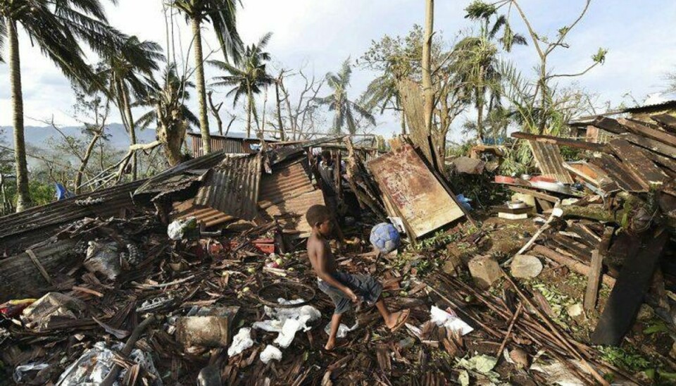 Efter cyklonen Pam på den lille østat Vanuatu, sendte australiere blandt andet høje sko og håndtasker til folk i nød.Foto: POOL / SCANPIX