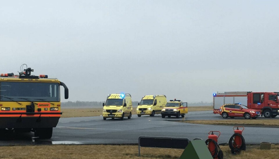Der var godt med sikkerhedsfolk til stede, da flyet skulle lande. Foto: Brand og redning Sønderjylland