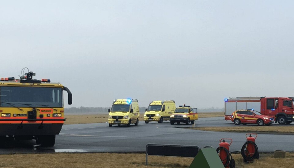 Der var godt med sikkerhedsfolk til stede, da flyet skulle lande. Foto: Brand og redning Sønderjylland Der var godt med sikkerhedsfolk til stede, da flyet skulle lande. Foto: Brand og redning Sønderjylland
