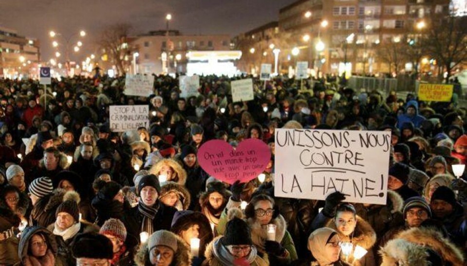 Politi sigter 27-årig studerende for seks drab i moskéangreb Seks personer blev skudt og dræbt i angrebet mod en moské i Quebec søndag aften. Otte andre blev såret, hvoraf fem fortsat er i kritisk tilstand. Foto: Dario Ayala/Reuters