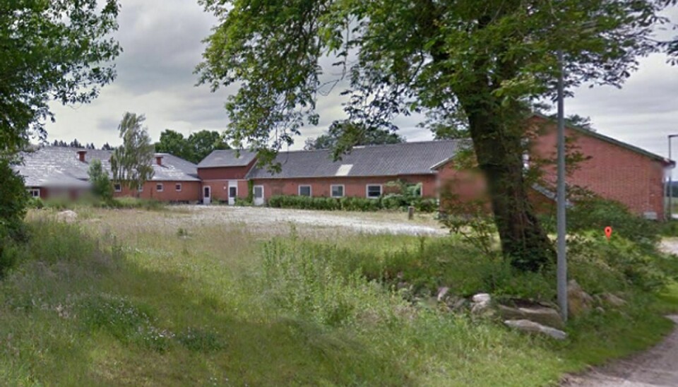 Det skulle være på dette bosted ved Løgstrup, hvor mishandlingen af den 16-årige skulle have fundet sted. Foto: Google Street View.