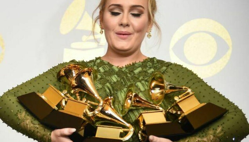 Adele vandt fem priser under dette års Grammy Awards. Hun vandt således for “årets album”, “årets sang”, “årets udgivelse”, “årets popalbum” og “årets popoptræden”. Foto: Robyn Beck/AFP