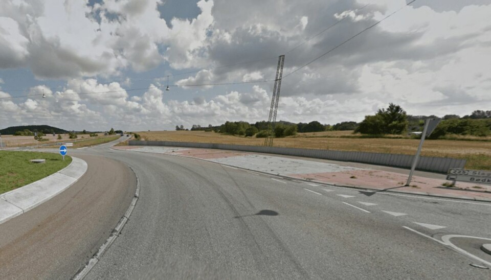 Politibil smadrer gennem betonvæg: Politihund dræbt efter voldsom ulykke Det var i denne rundkørsel, ulykken skete. Foto: Google Street View.