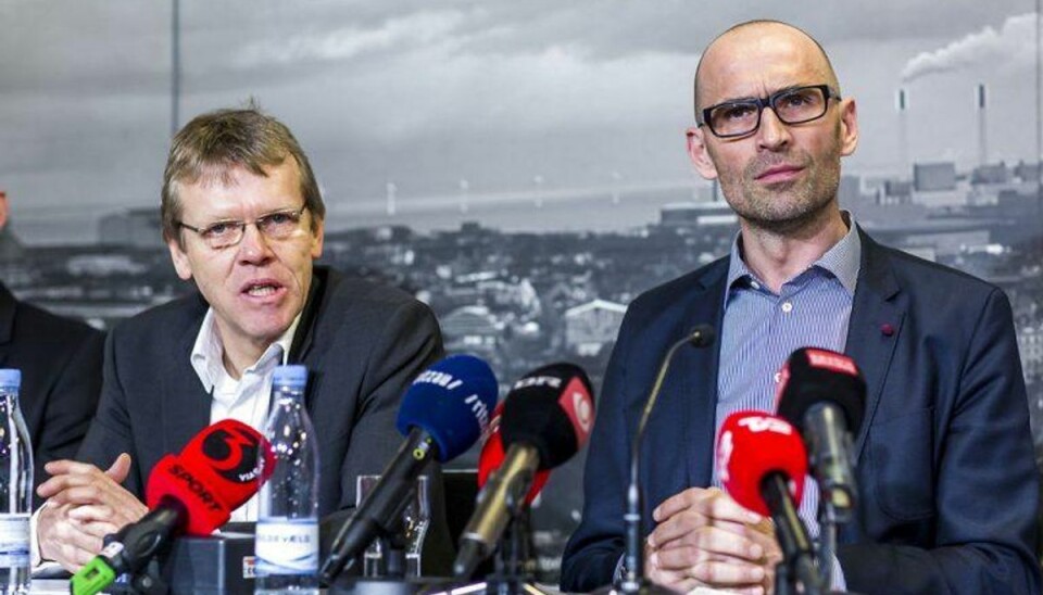DBU og landsholdsspillerne indgår forlig DBU var havnet i ny konflikt med Spillerforeningen, der varslede stævning for tre millioner kroner. Nu er der dog indgået forlig, og krisen er afblæst. Her er det DBU-direktør Claus Bretton-Meyer (th.) og Spillerforeningens chef Mads Øland. ArkivFoto: Uffe Weng/Scanpix