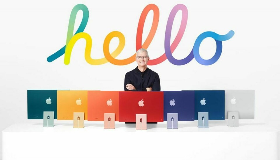 De nye computere, der her præsenteres af Apple-CEO Tim Cook, kommer i flere forskellige farver. Foto: Apple/Scanpix.