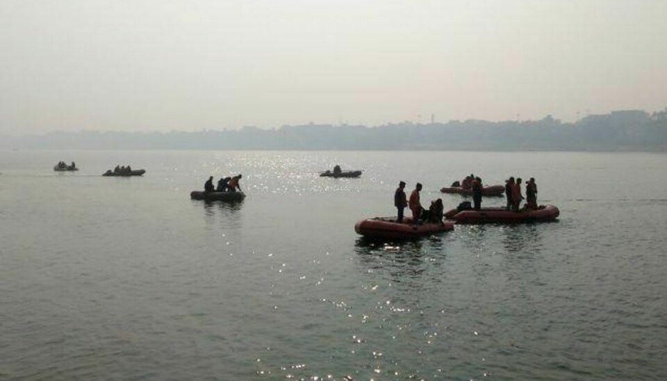 Det hænder jævnligt, at snesevis af menneske drukner i Indien. Langt de fleste tilfælde skyldes manglende sikkerhed, overfyldte både og dårligt vedligehold af fartøjerne. Foto: -/AFP