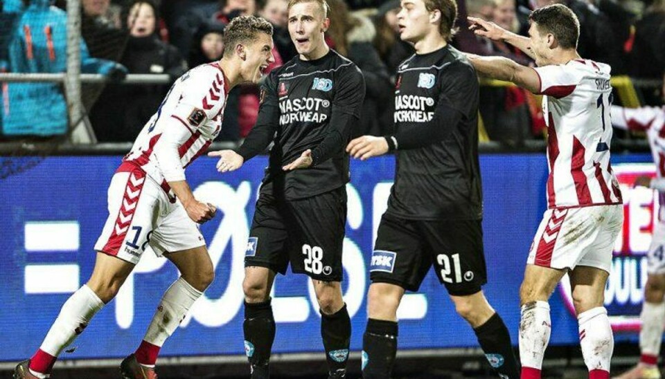 Aabs Rasmus Thellufsen har scoret til 3-0 , her jubler han mod Aabs Jakub Sylvestr (th) (foto: Henning Bagger/Scanpix.