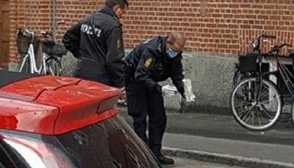 Politiet har tirsdag eftermiddag været grundig i sin eftersøgning. Præcis af hvad, vides på nuværende tidspunkt ikke. Foto: Jonathan L. Lilmoës/Newsbreak.dk.