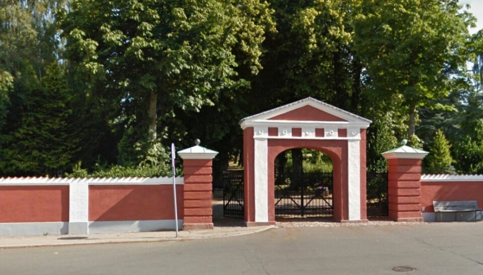 Kirkegård brugt som narkoskjulested: “Der er jo fredeligt” Nordre Kirkegård i Horsens ligger midt i yen og bliver brugt til gennemgang af mange borgere. Foto: Google Street View.