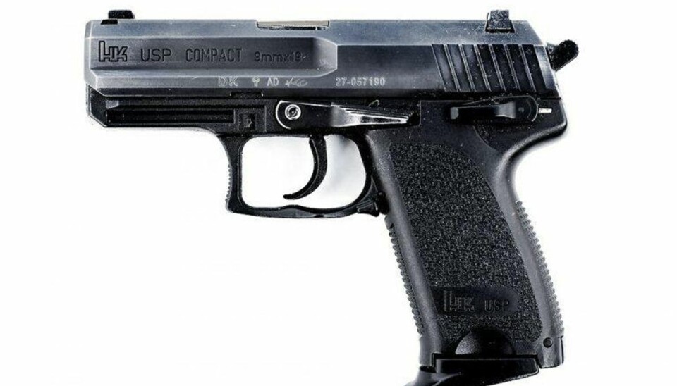 Betjent lod sin pistol ligge på Christiansborg-toilet Dette er en Heckler & Koch USP Compact, kaliber 9 mm. Det er politiets standardpistol. Sådan en blev en dag fundet på et toilet på Christiansborg. Foto: Scanpix.