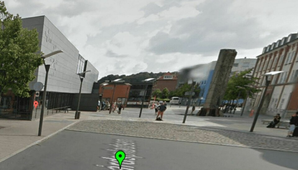 Det var her foran banegården i Vejle, en f 14-årig dreng blev overfaldt og slået flere gange i ansigtet. Foto: Google Street View.