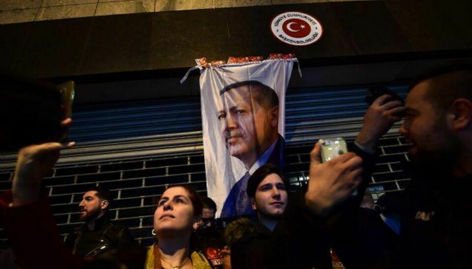 Præsident Erdogan har i kølvandet på aflysninger af vælgermøder i Tyskland og Holland beskyldt begge lande for at bruge nazimetoder. Lørdag brød der demonstrationer ud i den hollandske storby Rotterdam. Foto: Emmanuel Dunand/AFP