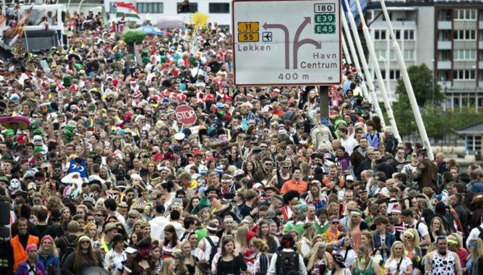 Karneval i Aalborg: Få slog fra sig – flere tissede i gaden Omkring 50.000 mennesker deltog lørdag i Aalborg Karneval, vurderer politiet. Foto: Henning Bagger/Scanpix