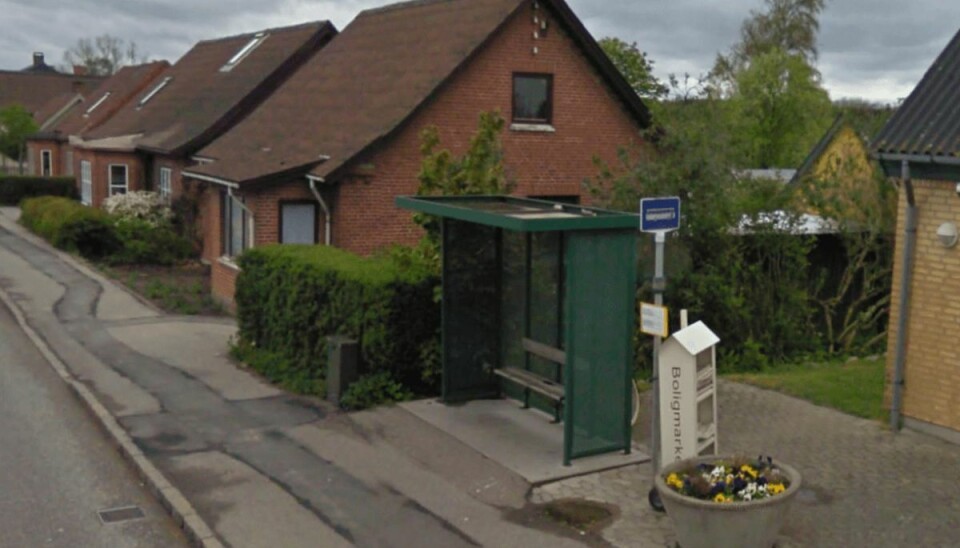 14-årig pige stod af bussen: Tæsket og forsøgt voldtaget af voksen mand Den 14-årige pige var netop stået af bussen fra Næstved til Faxe, da hun blev overfaldet. Foto: Google Streetview