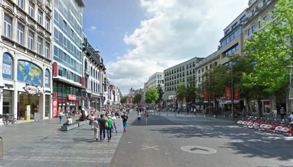 Folk måtte springe til siden, da en mand torsdag forsøgte at køre med høj hastighed igennem gågaden Meir i den belgiske by Antwerpen. Foto: Google Street View.