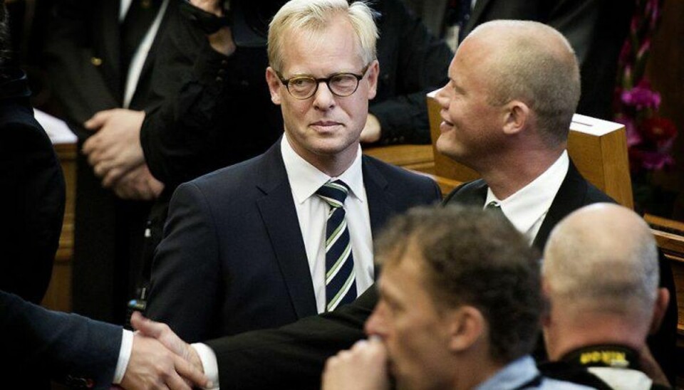 Overraskende comeback: Venstre vil genopstille Carl Holst Carl Holst har fuld opbakning fra sin Esbjerg-kreds, som snarest vil have ham valgt som kandidat, oplyser DR Syd. – – – ARKIVFOTO. Den tidligere forsvarsminister Carl Holst (V) overvejede helt at droppe politik, da han i september trak sig fra regeringen. Det fortæller han til JydskeVestkysten, efter at han i sidste uge vendte tilbage til Folketinget fra godt tre måneders orlov. Foto: Liselotte Sabroe/Scanpix