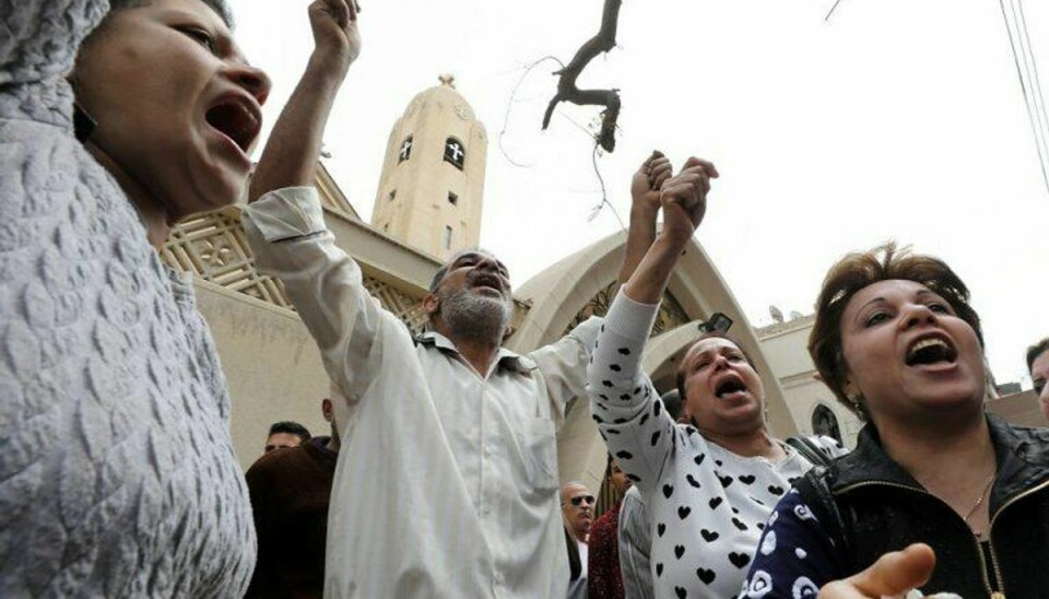 Pårørende gav udtryk for sorg og frustration ved en koptisk kirke i Tanta i Egypten, efter en dødbringende eksplosion søndag. Foto. Mohamed Abd El Ghany/Scanpix
